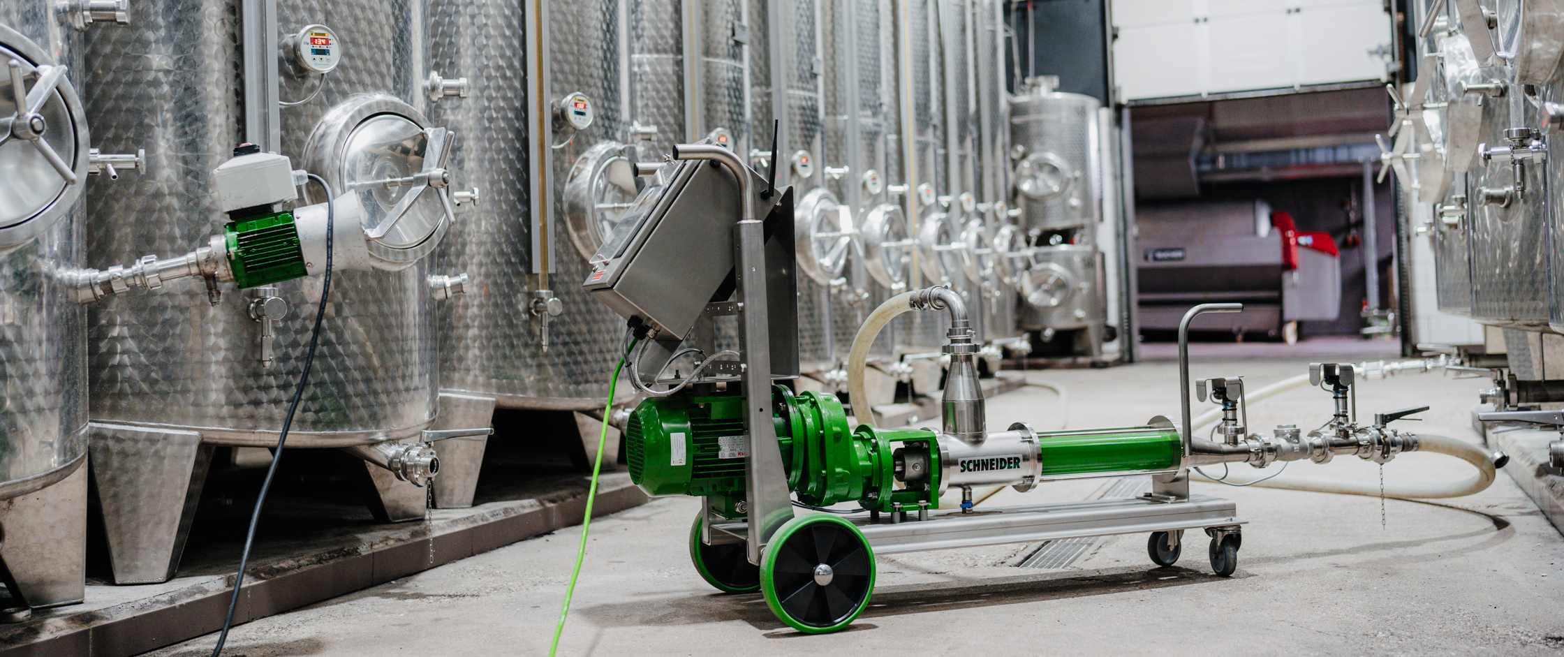 Das Bild zeigt eine SCHNEIDER Exzenterschneckenpumpe Vario Control im Weinkeller | Pumpen Schneider